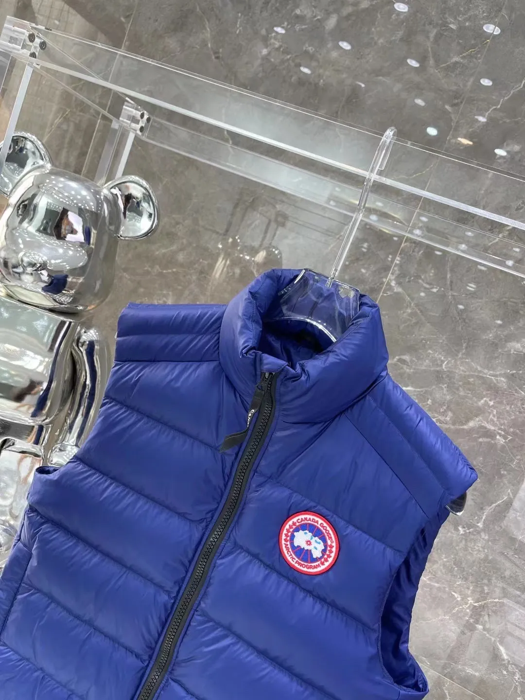 P480 top version Canadian brand vest new model Canada Goose has always been recognized as the warmest down jacket. Various Instagram celebrities, Internet celebrities, and celebrities often wear it for street photos. I make Canada Goose every year, but I still can’t get rid of my love for it. No matter how cold the days are, there is no need to be afraid, because there is! Filled with 90% white duck down, it is the legendary warmest down jacket and is known as a must-have for Arctic outdoor sports! The most popular down jacket in the world, celebrities are rushing to buy it, it is a must-have! Same style for men and women Size: xs ~ xxl